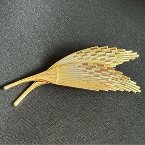 Miriam Haskell EUC vintage goldtone leaf design brooch.Functioning pin & stamped